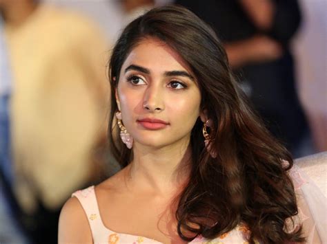 pooja hegde biography